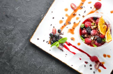 Ahududu ve böğürtlen li kremalı tatlı. Üst te. Metniniz için boş alan.