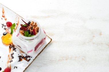 Çilek ve fındık lı dondurma. Üst te. Metniniz için boş alan.