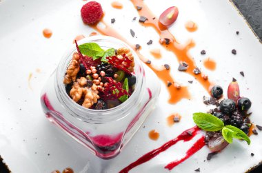 Çilek ve fındık lı dondurma. Üst te. Metniniz için boş alan.