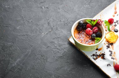 Panacotta tatlısı. Üst te. Metniniz için boş alan.