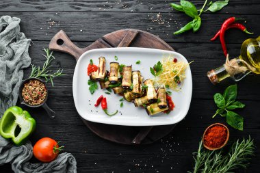 Patlıcan böreği ve sebze. Restoran yemekleri. Üst te. Metniniz için boş alan.