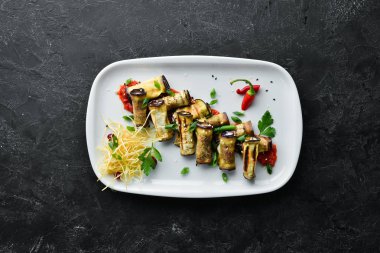 Patlıcan böreği ve sebze. Restoran yemekleri. Üst te. Metniniz için boş alan.