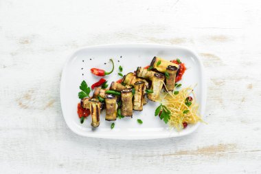 Patlıcan böreği ve sebze. Restoran yemekleri. Üst te. Metniniz için boş alan.
