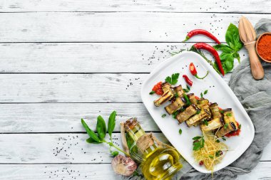 Patlıcan böreği ve sebze. Restoran yemekleri. Üst te. Metniniz için boş alan.