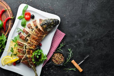 Pişmiş sebzeli balık sazan dolması. Restoran yemekleri. Üst te. Metniniz için boş alan.