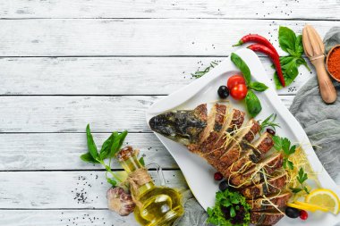 Pişmiş sebzeli balık sazan dolması. Restoran yemekleri. Üst te. Metniniz için boş alan.