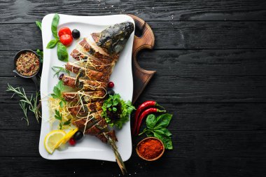 Pişmiş sebzeli balık sazan dolması. Restoran yemekleri. Üst te. Metniniz için boş alan.