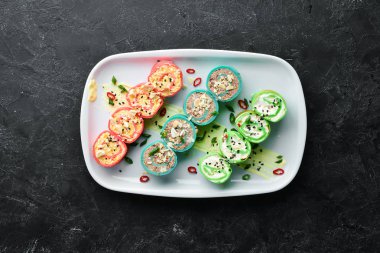 Peynirli, ciğerli ve sarımsaklı krep. Restoran yemekleri. Üst te. Metniniz için boş alan.