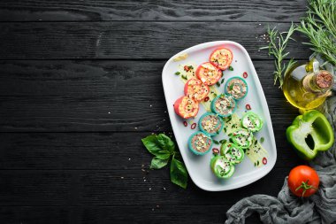 Peynirli, ciğerli ve sarımsaklı krep. Restoran yemekleri. Üst te. Metniniz için boş alan.