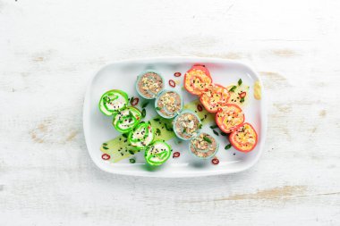 Peynirli, ciğerli ve sarımsaklı krep. Restoran yemekleri. Üst te. Metniniz için boş alan.