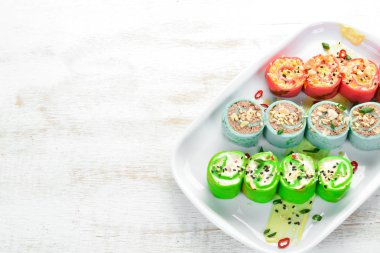 Peynirli, ciğerli ve sarımsaklı krep. Restoran yemekleri. Üst te. Metniniz için boş alan.