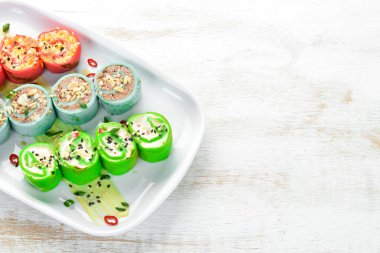 Peynirli, ciğerli ve sarımsaklı krep. Restoran yemekleri. Üst te. Metniniz için boş alan.