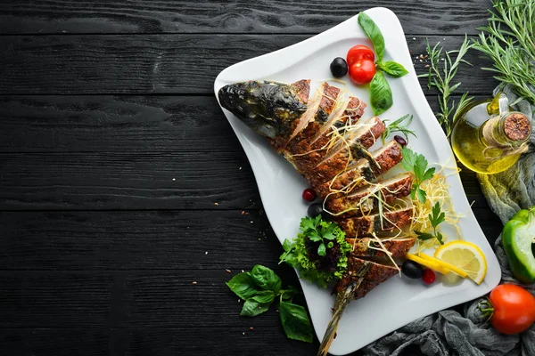 Carpa Pescado Relleno Horno Con Verduras Platos Del Restaurante Vista — Foto de Stock