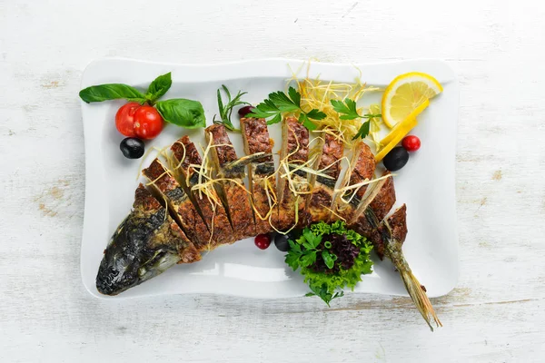 Запеченный Фаршированный Рыбный Карп Овощами Ресторанные Блюда Вид Сверху Свободное — стоковое фото