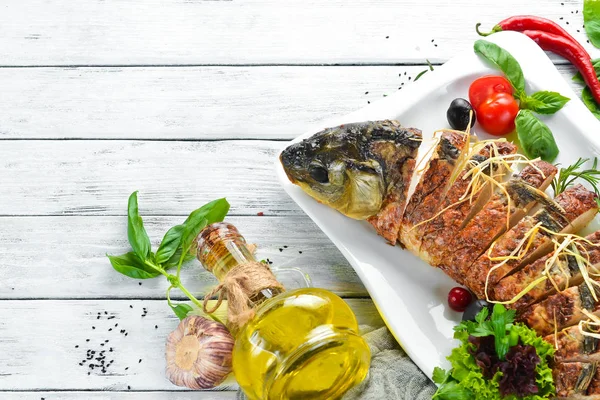 Carpa Pesce Ripiena Forno Con Verdure Piatti Del Ristorante Vista — Foto Stock