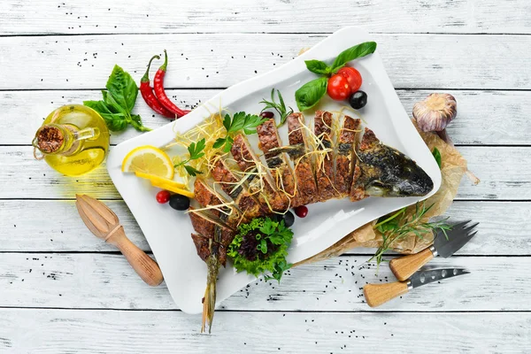 Запеченный Фаршированный Рыбный Карп Овощами Ресторанные Блюда Вид Сверху Свободное — стоковое фото