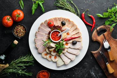 Soslu pişmiş et ve sosis dilimleme. Restoran yemekleri. Üst te. Metniniz için boş alan.