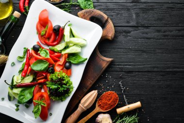 Tabakta taze sebze. Restoran yemekleri. Üst te. Metniniz için boş alan.