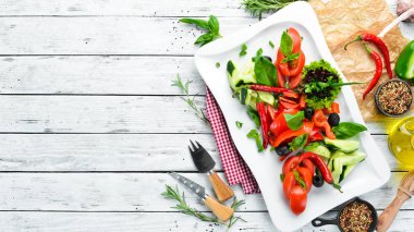 Tabakta taze sebze. Restoran yemekleri. Üst te. Metniniz için boş alan.