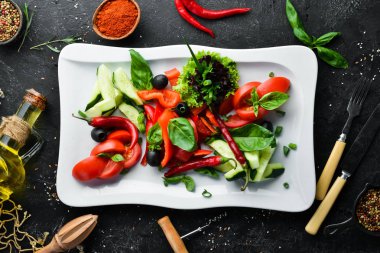 Tabakta taze sebze. Restoran yemekleri. Üst te. Metniniz için boş alan.