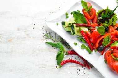 Tabakta taze sebze. Restoran yemekleri. Üst te. Metniniz için boş alan.