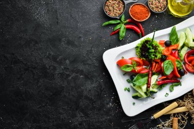 Tabakta taze sebze. Restoran yemekleri. Üst te. Metniniz için boş alan.
