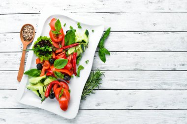 Tabakta taze sebze. Restoran yemekleri. Üst te. Metniniz için boş alan.
