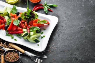 Tabakta taze sebze. Restoran yemekleri. Üst te. Metniniz için boş alan.