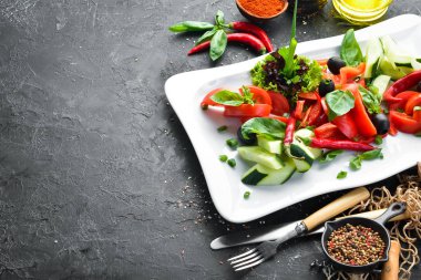 Tabakta taze sebze. Restoran yemekleri. Üst te. Metniniz için boş alan.