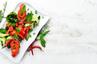 Tabakta taze sebze. Restoran yemekleri. Üst te. Metniniz için boş alan.