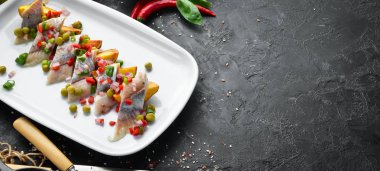 Bir tabakta fırında patates ile ringa balığı. Restoran yemekleri. Üst te. Metniniz için boş alan.