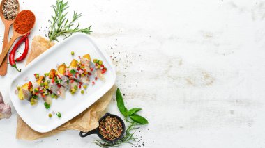 Bir tabakta fırında patates ile ringa balığı. Restoran yemekleri. Üst te. Metniniz için boş alan.