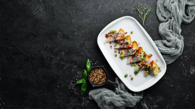 Bir tabakta fırında patates ile ringa balığı. Restoran yemekleri. Üst te. Metniniz için boş alan.