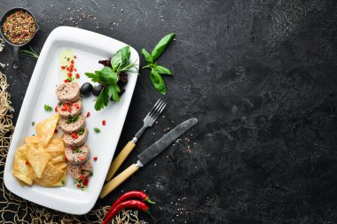 Bir tabakta kaz ciğeri pate. Fuagra mı? Restoran yemekleri. Üst te. Metniniz için boş alan.