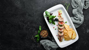 Bir tabakta kaz ciğeri pate. Fuagra mı? Restoran yemekleri. Üst te. Metniniz için boş alan.