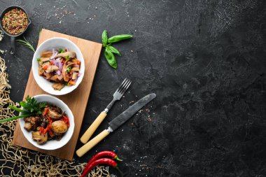 Çeşitli turşu ve pişmiş mantar. Restoran yemekleri. Üst te. Metniniz için boş alan.