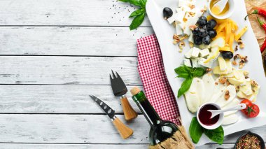 Üzüm ve bal ile çeşitli peynir. Restoran yemekleri. Üst te. Metniniz için boş alan.