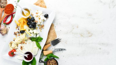 Üzüm ve bal ile çeşitli peynir. Restoran yemekleri. Üst te. Metniniz için boş alan.