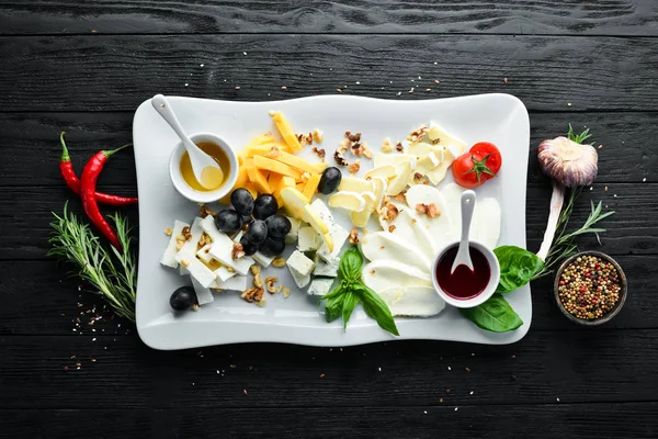 Formaggio Assortito Con Uva Miele Piatti Del Ristorante Vista Dall — Foto Stock