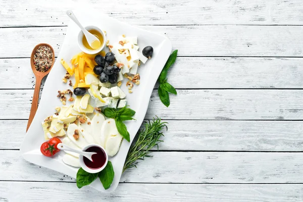 Käse Mit Trauben Und Honig Restaurantgerichte Ansicht Von Oben Freiraum — Stockfoto