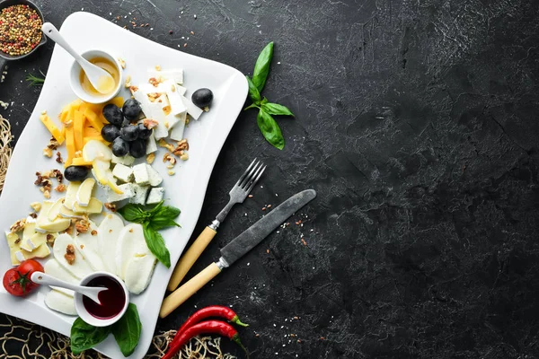 Formaggio Assortito Con Uva Miele Piatti Del Ristorante Vista Dall — Foto Stock