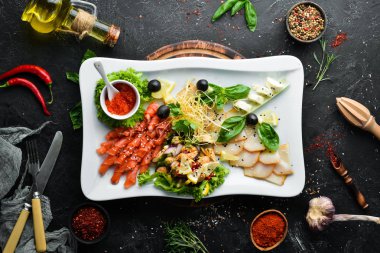 Bir tabakta çeşitli deniz ürünleri. Somon, havyar, midye, ahtapot. Restoran yemekleri. Üst te. Metniniz için boş alan.