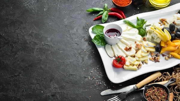 Diverse Kaas Met Druiven Honing Restaurant Gerechten Bovenaanzicht Vrije Ruimte — Stockfoto