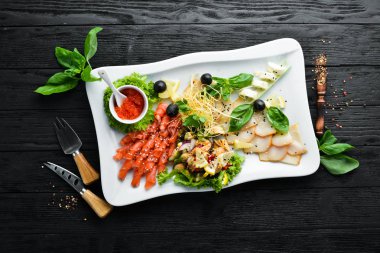 Bir tabakta çeşitli deniz ürünleri. Somon, havyar, midye, ahtapot. Restoran yemekleri. Üst te. Metniniz için boş alan.