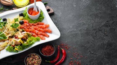 Bir tabakta çeşitli deniz ürünleri. Somon, havyar, midye, ahtapot. Restoran yemekleri. Üst te. Metniniz için boş alan.