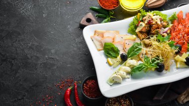 Bir tabakta çeşitli deniz ürünleri. Somon, havyar, midye, ahtapot. Restoran yemekleri. Üst te. Metniniz için boş alan.