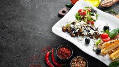 Antipasto Antipesto Antipasta: Beyaz peynir, prosciutto, ızgara sebze. Restoran yemekleri. Üst te. Metniniz için boş alan.