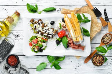 Antipasto Antipesto Antipasta: Beyaz peynir, prosciutto, ızgara sebze. Restoran yemekleri. Üst te. Metniniz için boş alan.