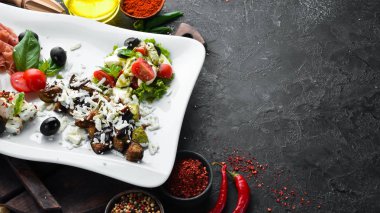 Antipasto Antipesto Antipasta: Beyaz peynir, prosciutto, ızgara sebze. Restoran yemekleri. Üst te. Metniniz için boş alan.