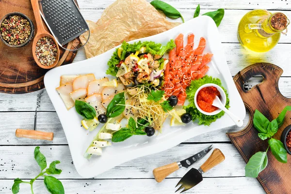 Rozmanité Mořské Plody Talíři Losos Kaviár Mušle Chobotniky Jídla Restaurace — Stock fotografie